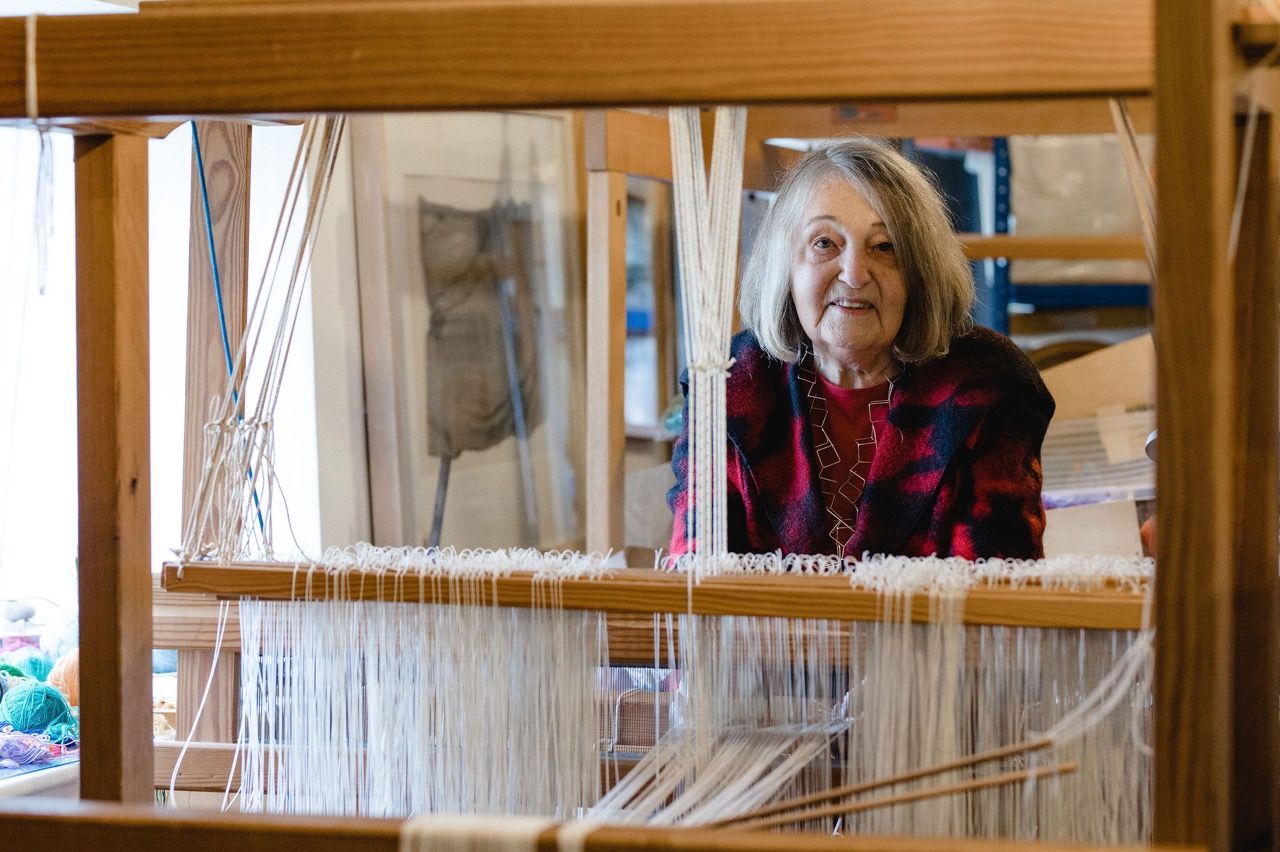 Hannah Smeds-Davies at her weaving loom. c. Christina Davies, Fish2Photo.