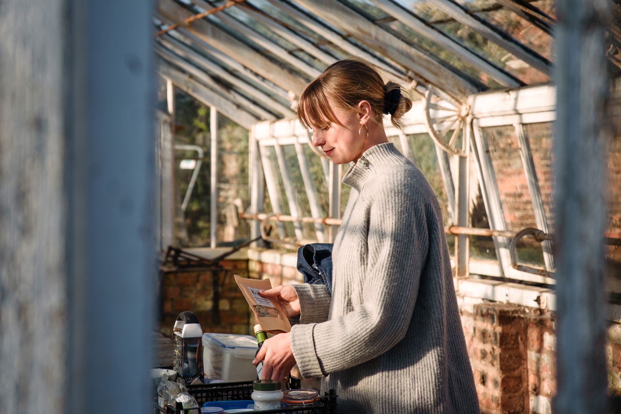 Xanthe Gladstone preparing food ingredients. Image by Rachel Ovenden.